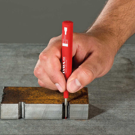 Marcador de marca Lyra Products Deep Marker rojo.