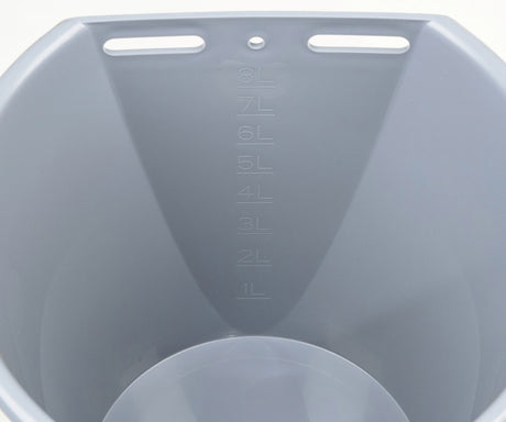 Cubo para terneros de plástico aplanado gris desnudo
