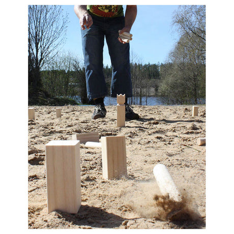 Tactic Kubb – Juego de atrapar y lanzar – Juego de lanzar original sueco en una práctica caja portátil – Madera de pino sostenible