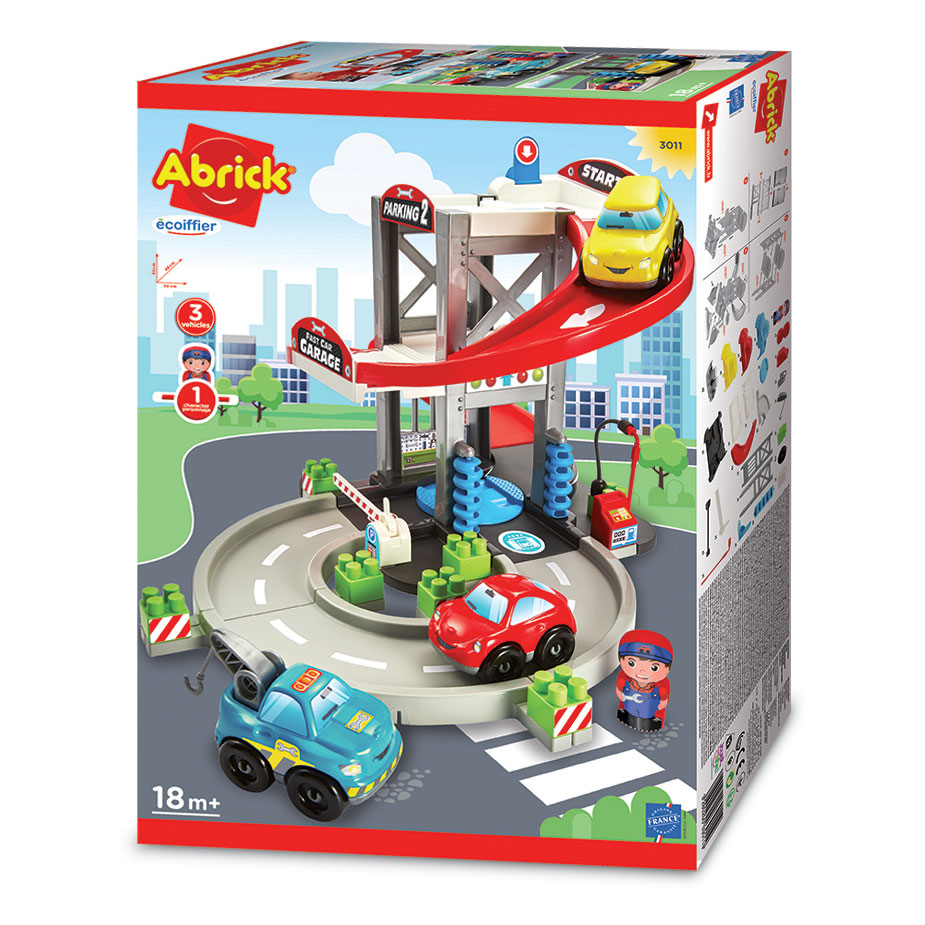 Garaje ecoiffier en abrick con transportador y coches.