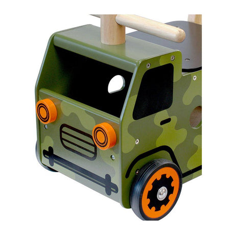 Soy un camión militar que camina y empuja un juguete.