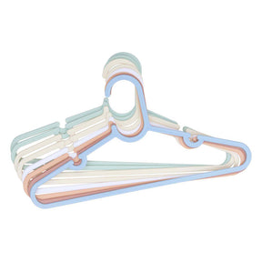 Juego de 6 perchas para ropa infantil.