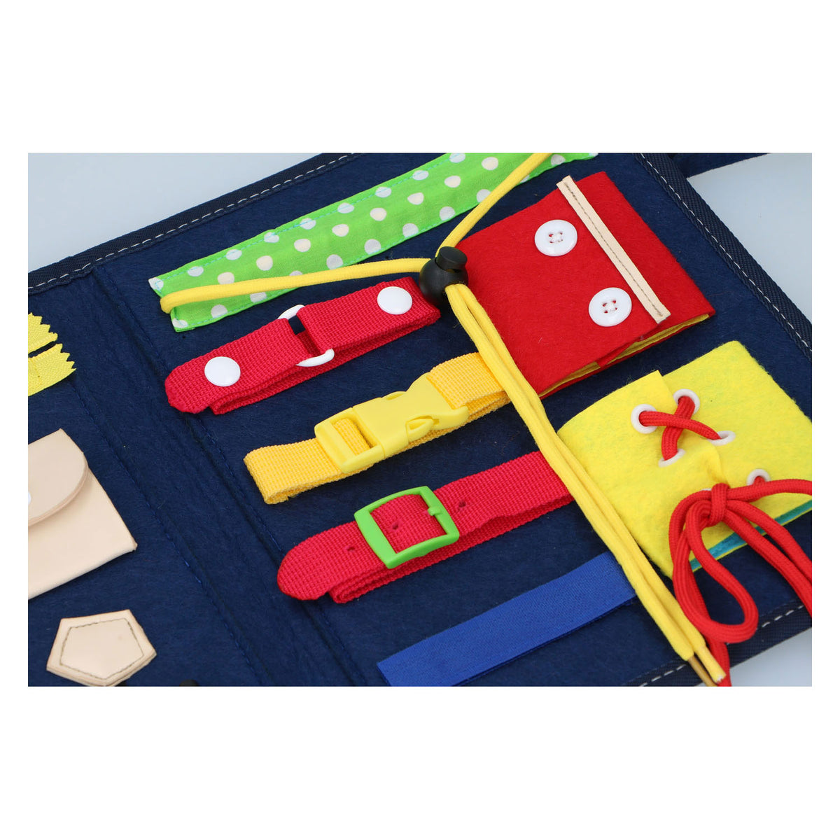 Libro de actividades Montessori de Eddy Toys - aprender a abrir y cerrar la ropa - practicar la motricidad