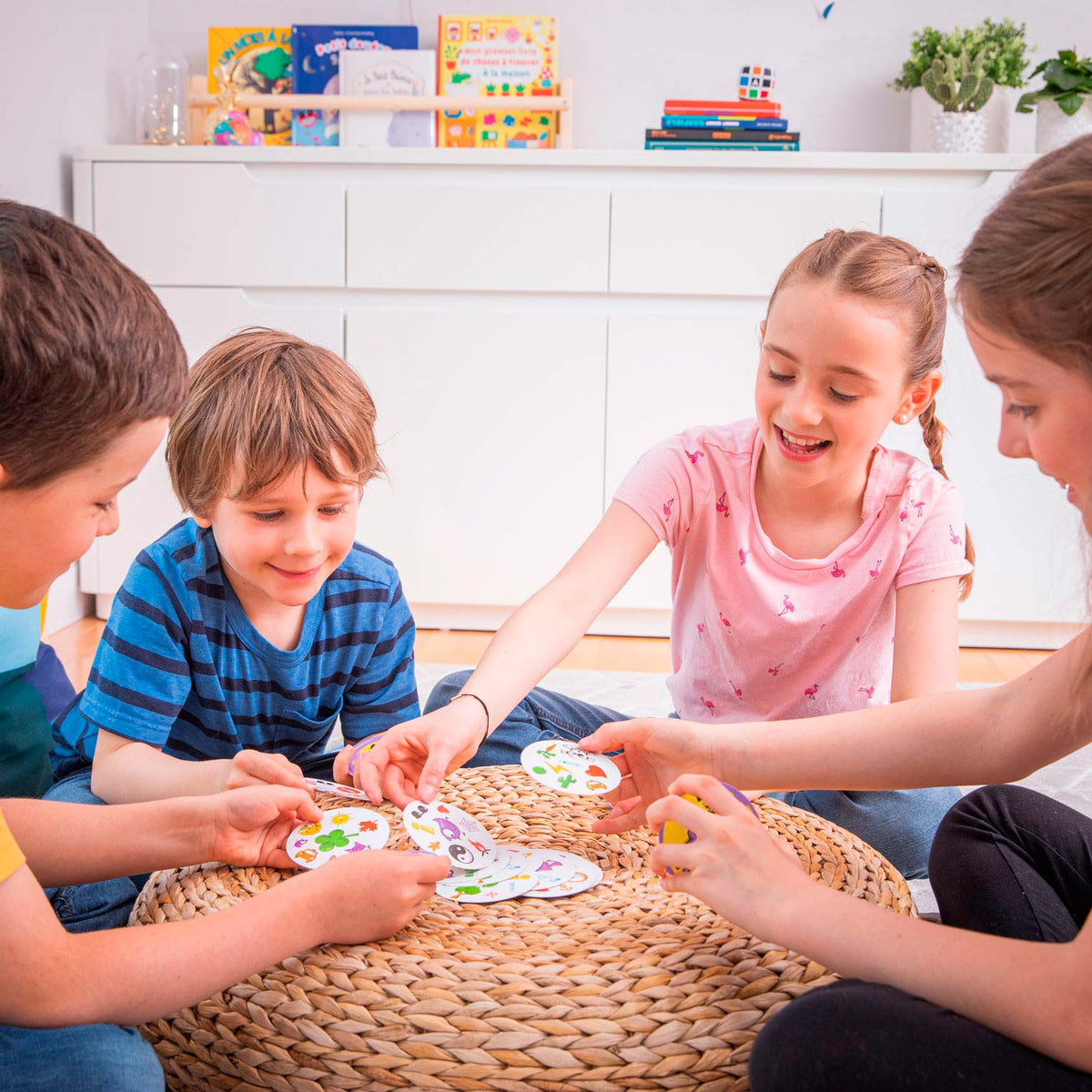 Zygomatic Board Game Studio Dobble Classic - Juego de cartas holandés para 2 a 8 jugadores - Divertido juego familiar a partir de 6 años - El juego de búsqueda ultrarrápido para toda la familia
