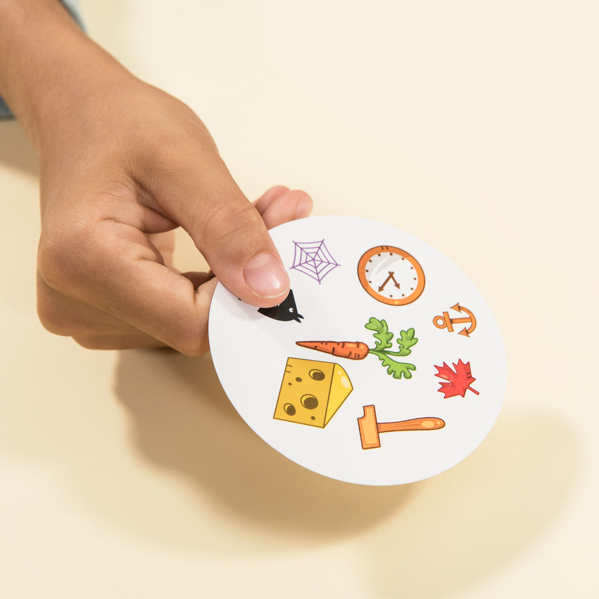Zygomatic Board Game Studio Dobble Classic - Juego de cartas holandés para 2 a 8 jugadores - Divertido juego familiar a partir de 6 años - El juego de búsqueda ultrarrápido para toda la familia