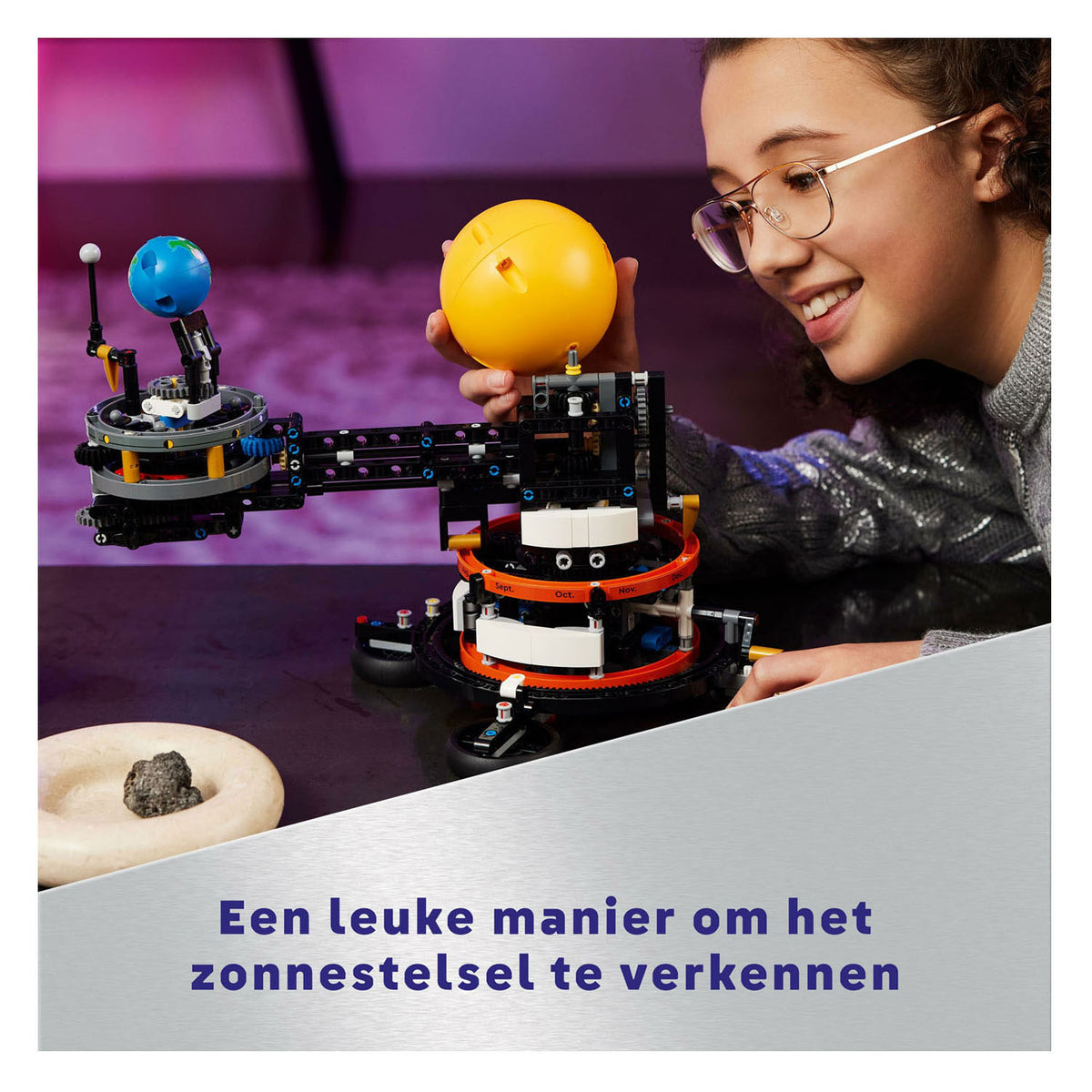 Lego technic: juguete de construcción de la tierra y la luna en movimiento