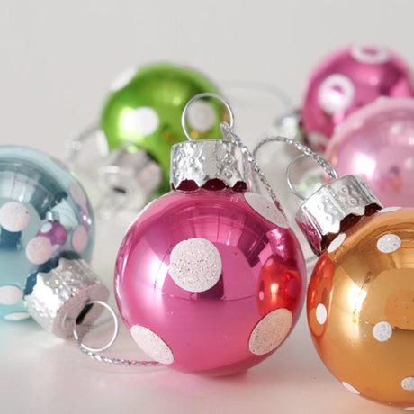 Boltze home Patrón de bola de Navidad de vidrio 12 piezas en caja - puntos multicolores