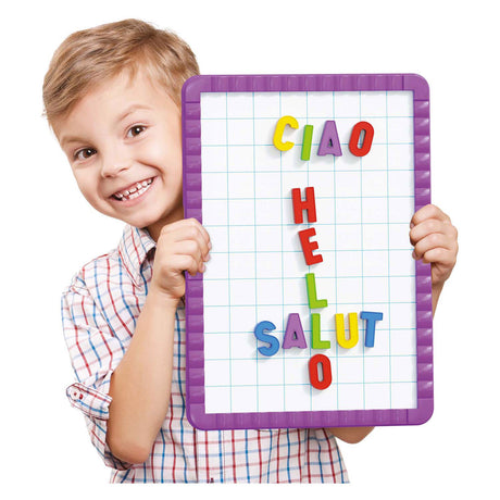 Juguetes educativos de pizarra magnética Quercetti con letras magnéticas multicolores.