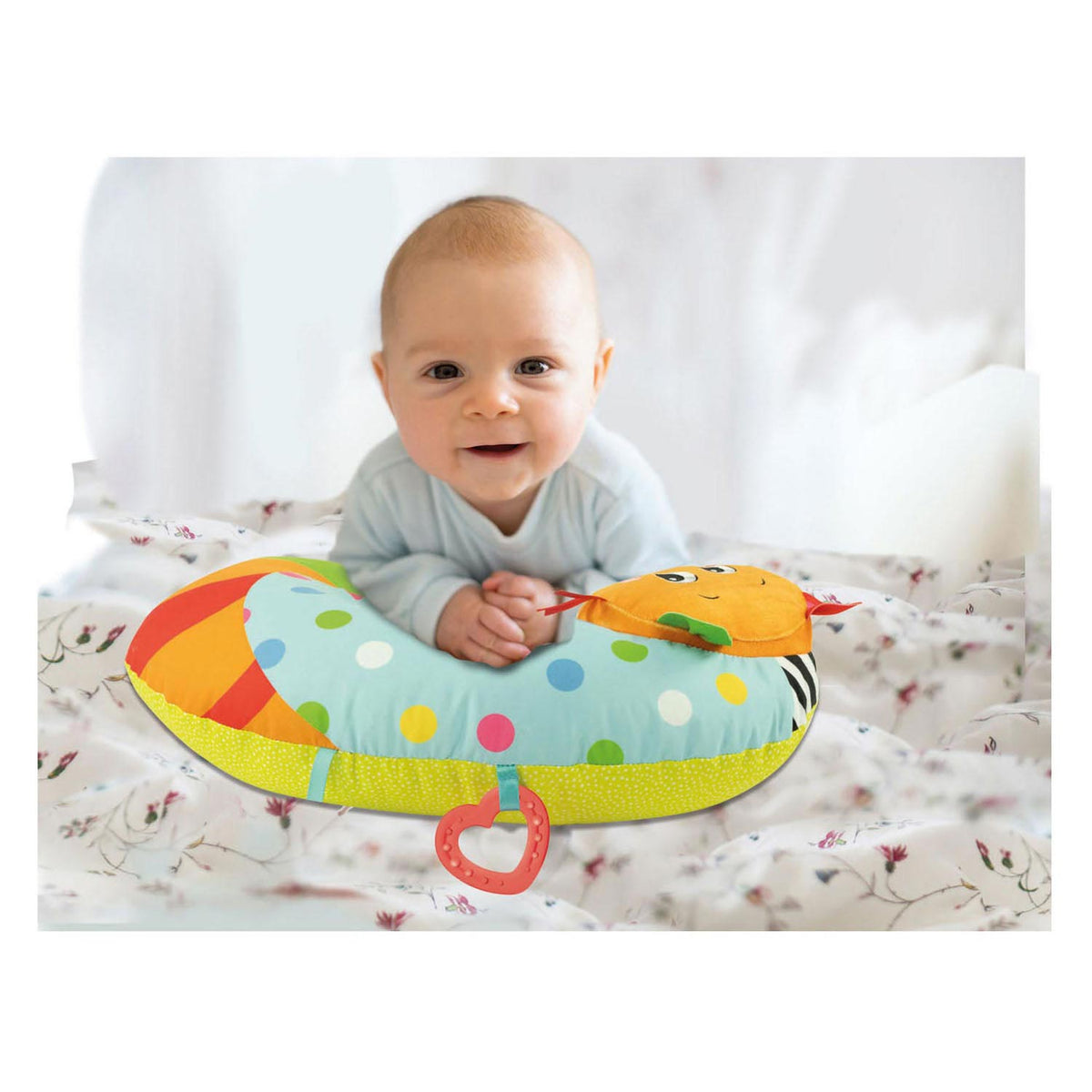 Clementoni Baby Tummy Time besando a Kitty Cat