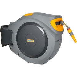 Carrete de pared Hozelock que incluye 40 metros de manguera de ø 12,5 mm, acoplamientos del juego inicial de pulverizador de jardín 2595r0000