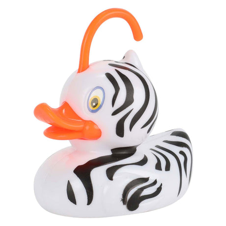 Toi-toys juegan a pescar, atrapan al pato con caña de pescar y red.