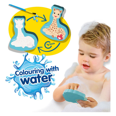 Ses sophie la girafe coloreando con agua en la bañera