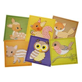 Tarjetas de mosaico Playmais decoran el bosque