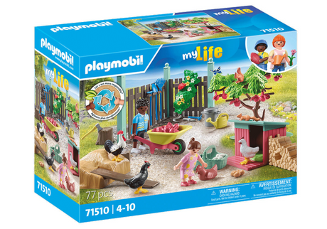 PlayMobil MyLife Small Chicken Farm en el jardín de la misma