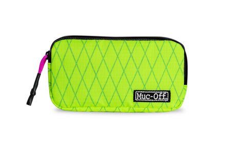 Estuche Muc-off Essentials resistente a la lluvia de alta visibilidad.