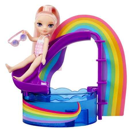 Rainbow High Doll pequeño día en la piscina con juego de rubor