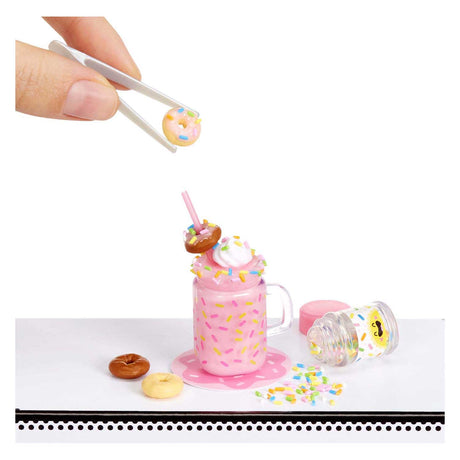 Miniverse make it mini food: cena serie 4 - set de manualidades - hacer miniaturas - snacks y bebidas - incluyendo mesa