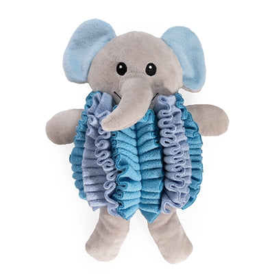 Battersea olfateando elefante azul