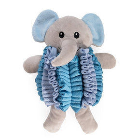 Battersea olfateando elefante azul
