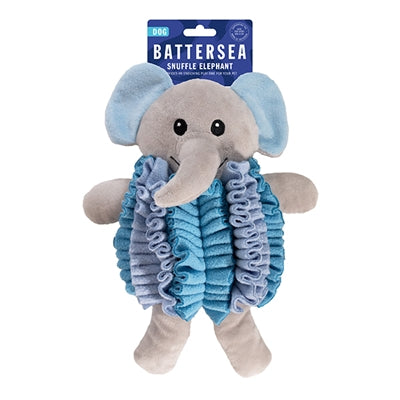 Battersea olfateando elefante azul