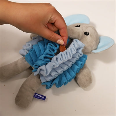 Battersea olfateando elefante azul