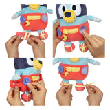 Alce juguetes bebé vestido azul y juguete de peluche