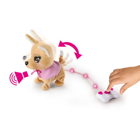 A Simba chi chi le encanta pasear al perro perezoso con control remoto