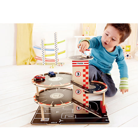 Hape park go garage - garaje de juguete con ascensor, helicóptero y coches, a partir de 3 años