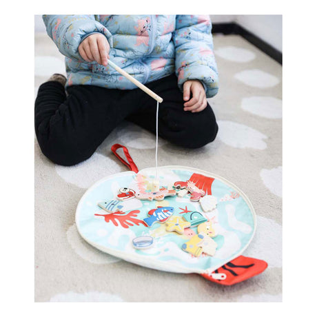 Juego de pesca magnético de madera del mundo clásico.
