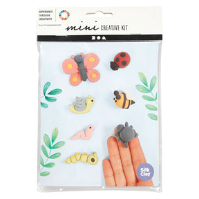 Mini kit creativo de la empresa Creativ, haciendo insectos.