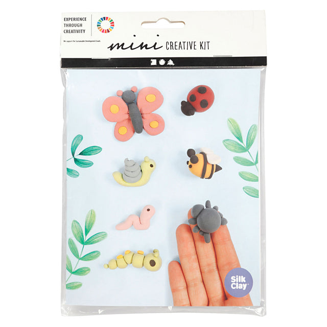 Mini kit creativo de la empresa Creativ, haciendo insectos.