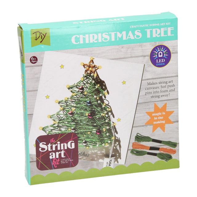 Árbol de Navidad artístico con cuerdas y luces LED.