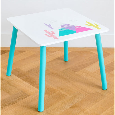 Mesa llama de madera con 2 sillas.