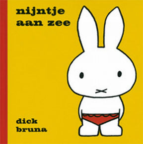 Casa central del libro Miffy junto al mar