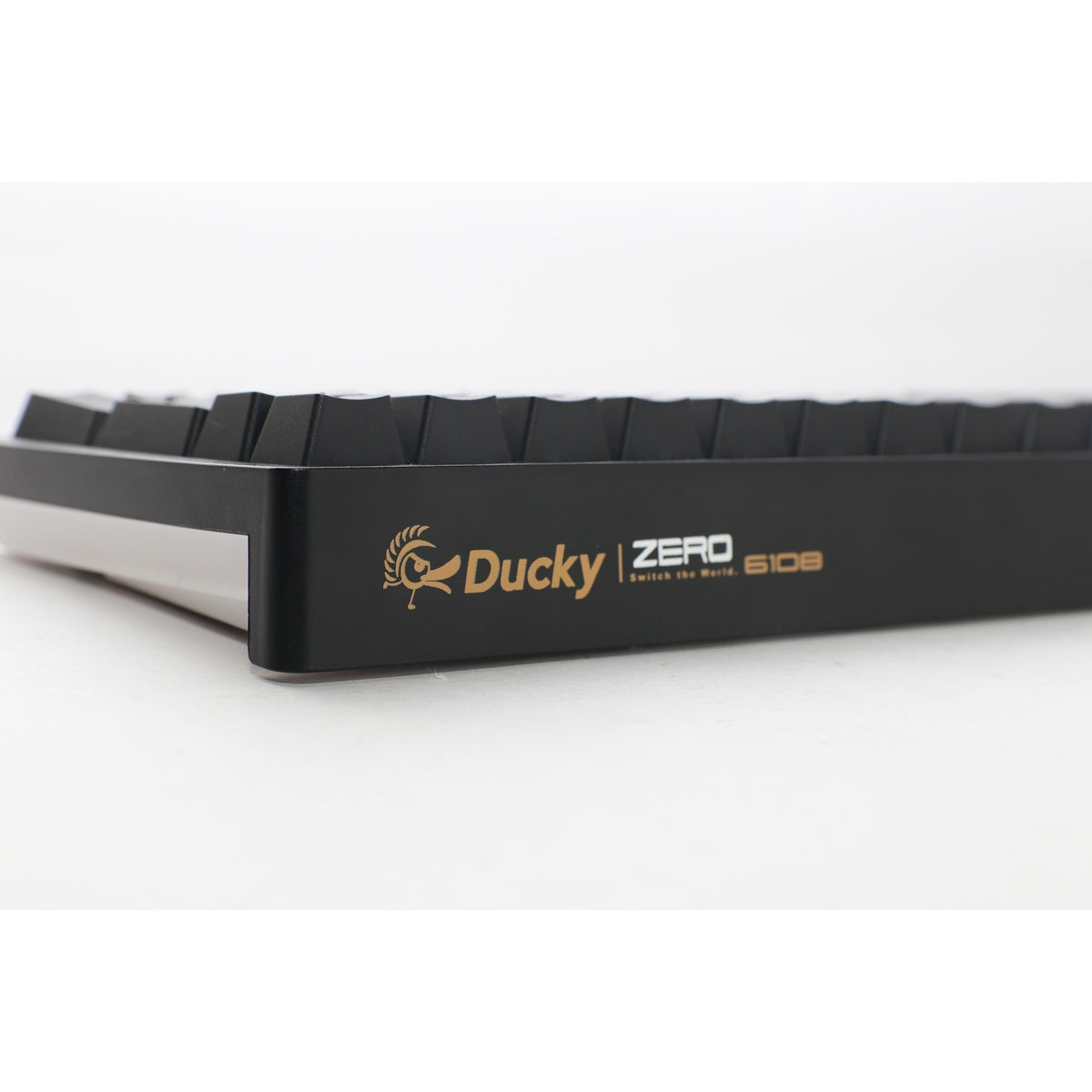Teclado mecánico para juegos Ducky zero 6108 classic black rgb (negro, diseño estadounidense (qwerty), marrón cereza mx2a, 100%, leds rgb, pbt de doble disparo, intercambio en caliente, 2,4 ghz | bluetooth | usb-c)