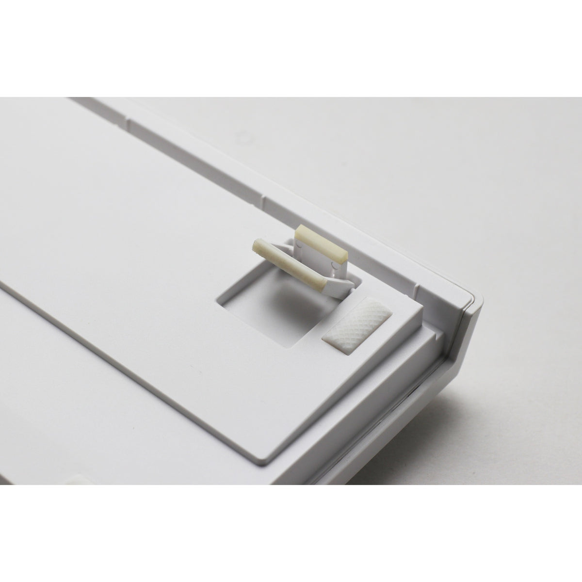 Teclado mecánico para juegos Ducky zero 6108 blanco puro rgb (blanco, diseño estadounidense (qwerty), cherry mx2a speed silver, 100%, leds rgb, pbt de doble disparo, intercambio en caliente, 2,4 ghz | bluetooth | usb-c)