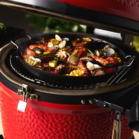 Sartén para paella Kamado Joe de acero al carbono.