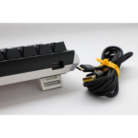 Teclado mecánico Ducky one 3 classic mini rgb (negro, diseño estadounidense (qwerty), rojo silencioso cherry mx, 60%, led rgb, pbt de doble disparo, intercambiable en caliente, mecánica quack)