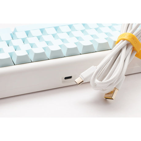 Ducky projectd tinker 65 - edición pom con qmk a través de teclado mecánico rgb (azul claro, diseño estadounidense (qwerty), kailh box cream pro, 65%, leds rgb, pbt de doble disparo, pom intercambiable en caliente, soporte de junta)
