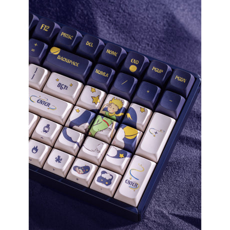 Teclado mecánico para juegos Iqunix F97 Starry Tryst RGB (azul oscuro, diseño de EE. UU. (QWERTY), rosa silencioso Iqunix, 96 %, LED RGB, intercambiable en caliente, PBT, 2,4 GHz | Bluetooth 5.1 | USB-C)