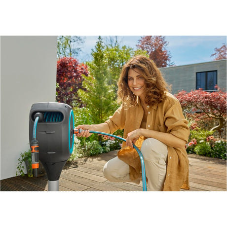 Carrete enrollable para mangueras de jardín Gardena (gris blanco, 15 metros, incl. spray de limpieza)