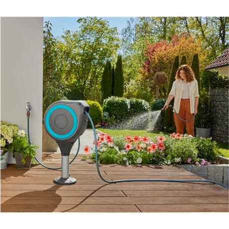 Carrete enrollable para mangueras de jardín Gardena (gris blanco, 15 metros, incl. spray de limpieza)
