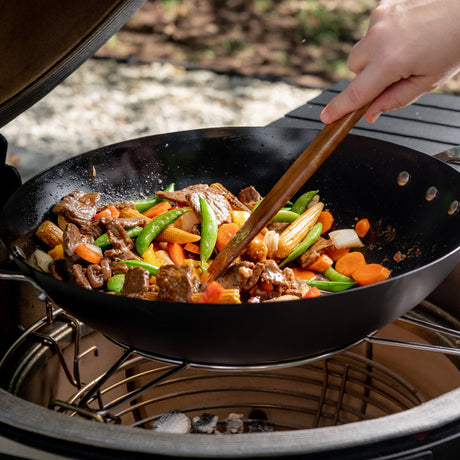 Wok de acero al carbono Kamado Joe®: para una auténtica fritura en la Kamado BBQ