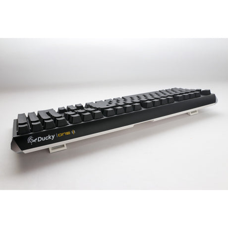 Ducky one 3 classic, teclado (blanco y negro, diseño estadounidense, rojo cherry mx, led rgb, pbt de doble disparo, intercambiable en caliente, mecánica quack)