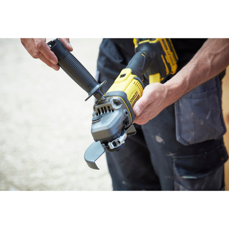 Amoladora angular Stanley fatmax v20 18v (amarilla negra, estuche, 2 baterías (4.0ah) y cargador (4a) incluidos)