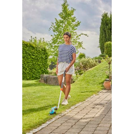Juego de tijeras para césped inalámbricas gardena comfortcut li (negro turquesa, incl. batería de iones de litio de 3,0 Ah, ruedas y mango telescópico)