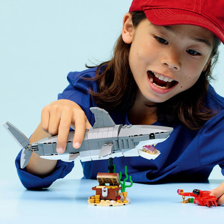 Lego juguete de construcción tiburón feroz con cofre del tesoro (31381)