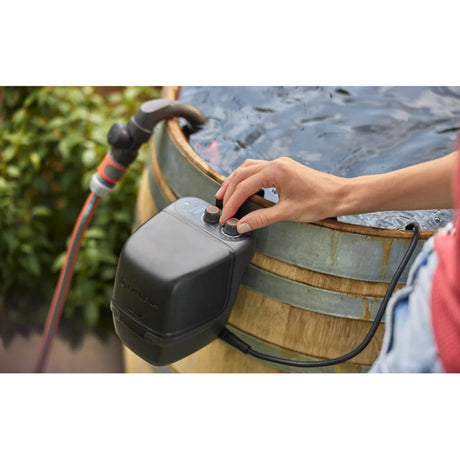Bomba de barril de lluvia a batería Gardena 2400 comfortautomatic 18v p4a, juego listo para usar incl. batería y cargador (negro gris oscuro, 14605-20 | bomba | batería | cargador | tubo y conexión)