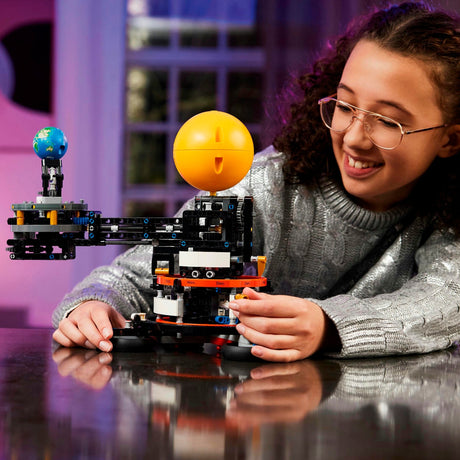 Lego technic: juguete de construcción de la tierra y la luna en movimiento