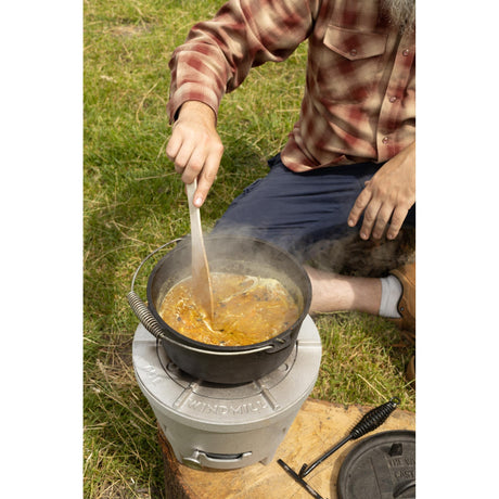 Olla para cocinar The Windmill Dutch Oven de 4,5 cuartos (negra, ø 25,5 cm | 3,8 litros)